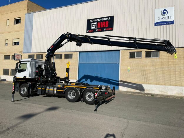 Grua Hiab con equipo de gancho