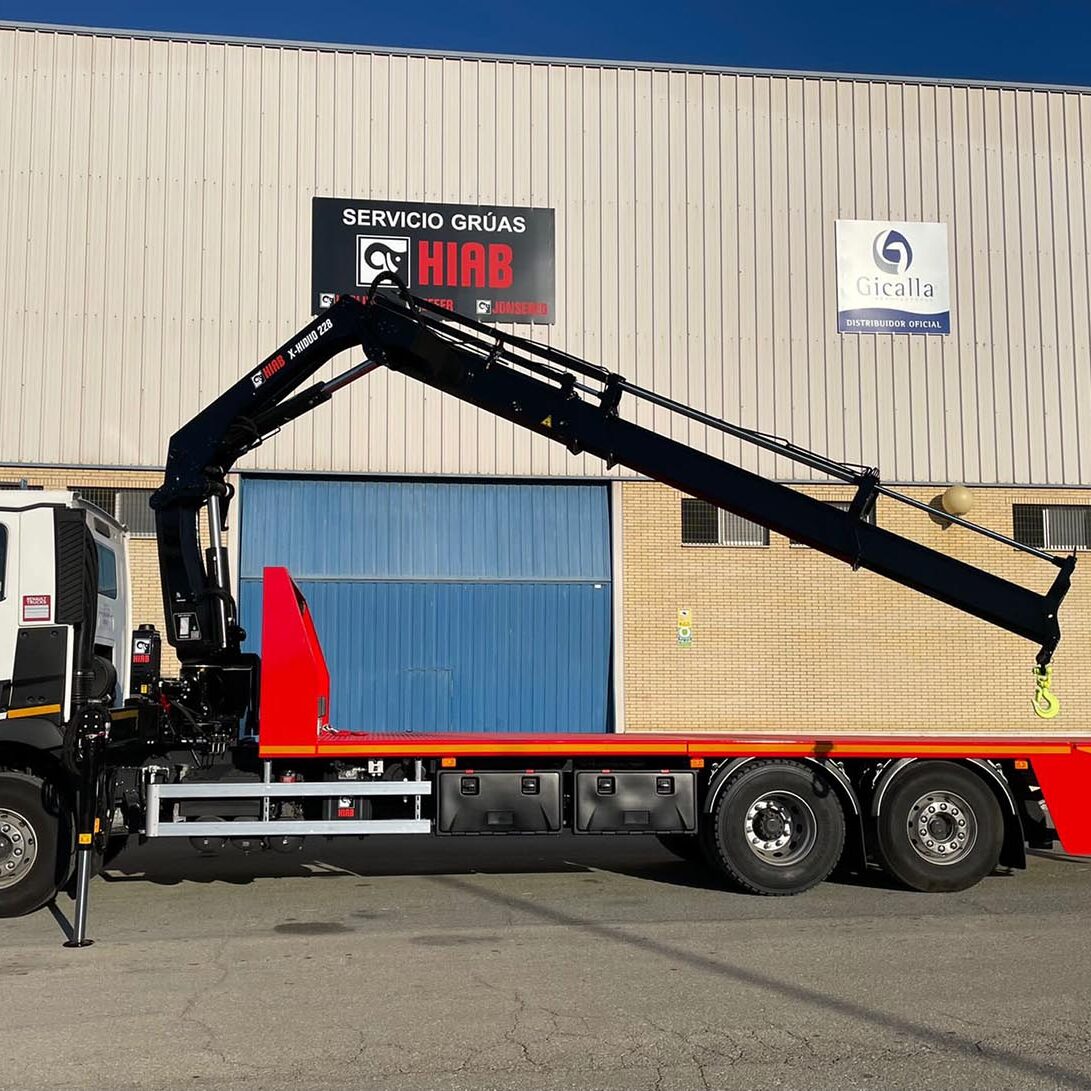 Grua Hiab con porta maquinaría