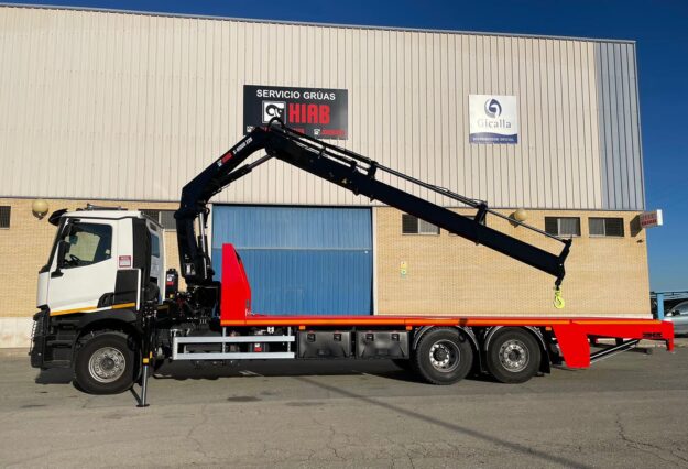 Grua Hiab con porta maquinaría