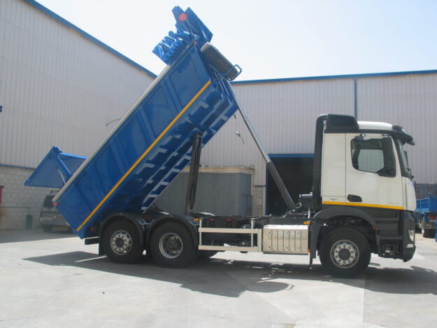 Basculante dumper con puerta hidraulica