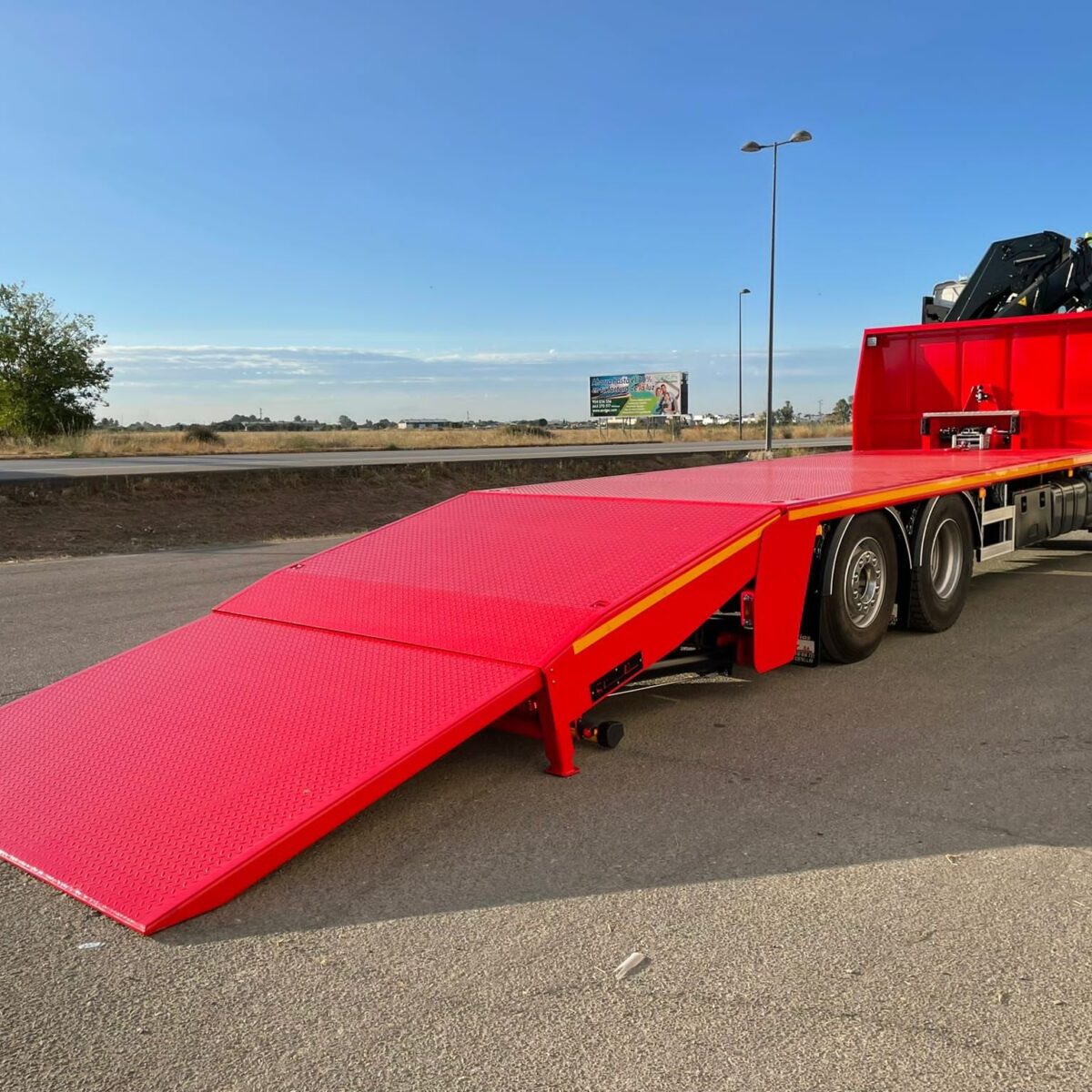Porta maquinaria con rampas extendidas