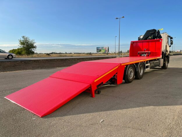 Porta maquinaria con rampas extendidas
