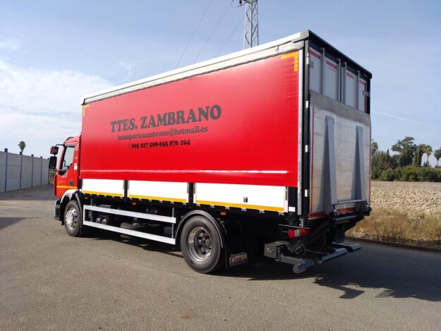 Semi Tauliner con plataforma trasera